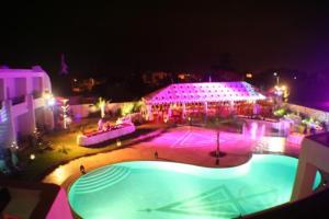 Villa Riadana内部或周边的泳池