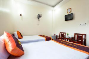 A bed or beds in a room at Khanh Phuong Hotel