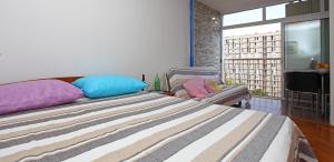 um quarto com uma cama com almofadas coloridas em Apartman Great Wall em Split
