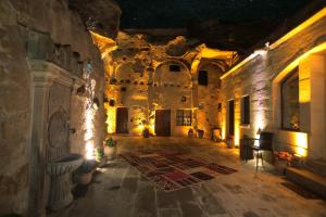 格雷梅的住宿－鬱金香洞穴套房酒店，夜间建筑物的走廊,灯