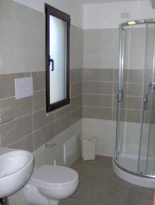 トルトリにあるCamping Cigno Biancoのバスルーム(トイレ、洗面台、シャワー付)