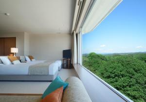 pokój hotelowy z 2 łóżkami i dużym oknem w obiekcie Nemu Resort Hotel Nemu w mieście Shima +71 zdjęć