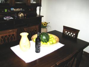 ガリポリにあるVilla Montefioreのテーブル(フルーツボウル1杯、ワイン1本付)