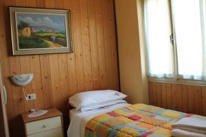 Tempat tidur dalam kamar di Hotel Poggio d'Oro