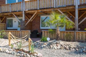 ein Haus mit einer Palme davor in der Unterkunft Strandfeeling in Dahme