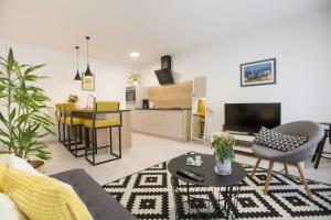 Televízia a/alebo spoločenská miestnosť v ubytovaní Mateja Apartment