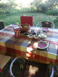 a table with a checkered table tkanina with food on it w obiekcie Belle chambre dans maison atypique w mieście Joyeuse