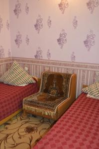 ヴィチャゼヴォにあるГостевой дом у Наталиの椅子とベッド付きの部屋