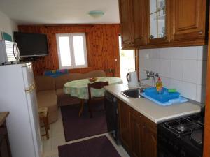 Kuchyň nebo kuchyňský kout v ubytování Apartments Ivancevic