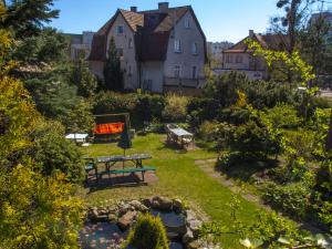 a garden with a picnic table and a house at Villa Oliva in Gdańsk