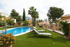 Bazén v ubytovaní Villa Las Lomas de Marbella alebo v jeho blízkosti