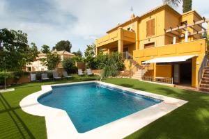 Bazén v ubytovaní Villa Las Lomas de Marbella alebo v jeho blízkosti