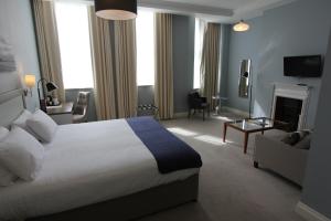 Кровать или кровати в номере Yarrow Hotel