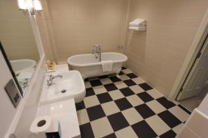 Een badkamer bij Yarrow Hotel