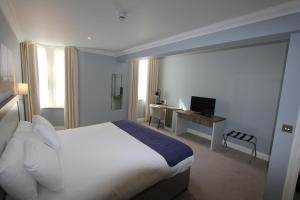 Кровать или кровати в номере Yarrow Hotel