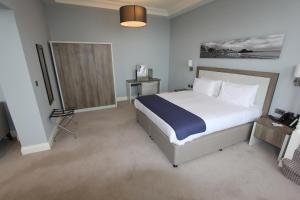 Een bed of bedden in een kamer bij Yarrow Hotel