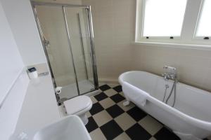 Een badkamer bij Yarrow Hotel