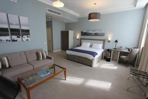 Een bed of bedden in een kamer bij Yarrow Hotel