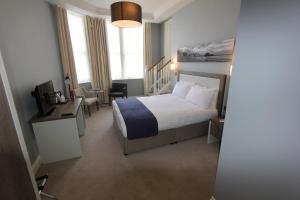 Een bed of bedden in een kamer bij Yarrow Hotel