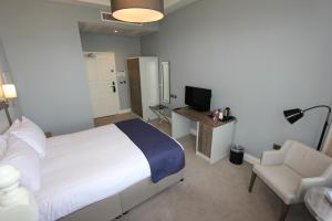 Een bed of bedden in een kamer bij Yarrow Hotel