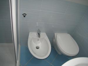 bagno con servizi igienici e bidet di Hotel Canasta a Rimini