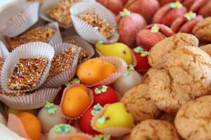 a bunch of muffins and apples and muffins at Hotel Resort Nuraghe Arvu in Cala Gonone