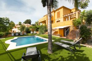 Bazén v ubytovaní Villa Las Lomas de Marbella alebo v jeho blízkosti