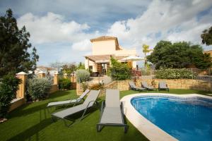 Bazén v ubytovaní Villa Las Lomas de Marbella alebo v jeho blízkosti