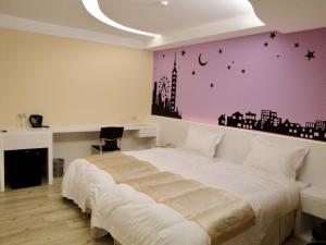 彰化市にあるホテル タイワン チャンファの紫の壁の白いベッドが備わるベッドルーム1室