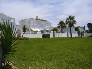 チクラナ・デ・ラ・フロンテーラにあるCasa Sargoの庭の白柵付家