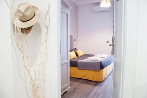 um quarto com uma cama e um chapéu na parede em B&B Exa Rooms - Just Rome em Roma