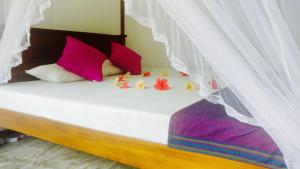 En eller flere senge i et værelse på Aluthgedara Guest House