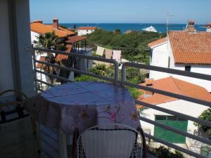 uma varanda com uma mesa e vista para o oceano em Apartments Panorama em Rovinj