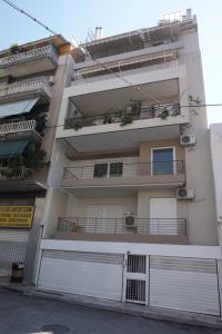 un condominio con porte bianche e balcone di KYMA Apartments - Athens Acropolis 13 ad Atene
