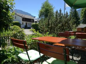 ルーポルディングにあるHotel-Restaurant Zum Hirschhausのテーブルと椅子が備わる庭園