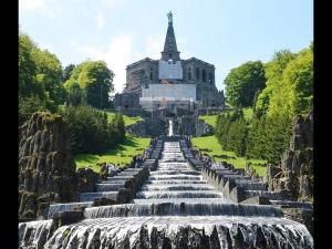 vistas a una cascada frente a un edificio en Ferienwohnung Bellevue, en Staufenberg