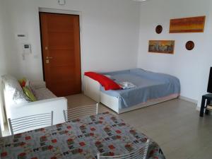 mała sypialnia z łóżkiem i kanapą w obiekcie Bellavista - Pescara colli w mieście Pescara
