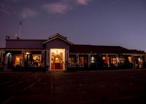 un bâtiment la nuit avec les lumières allumées dans l'établissement Mon-Ae Guesthouse, à Klerksdorp