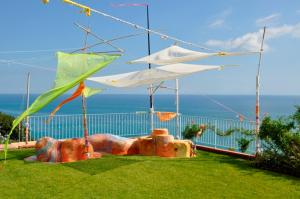ロッカ・サン・ジョヴァンニにあるAgriturismo Rifugiomareの傘・海の芝生のソファ