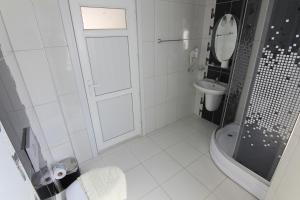 ein Badezimmer mit Dusche, Toilette und Waschbecken in der Unterkunft Bariscan Hotel in Mahmutlar + 25 Fotos