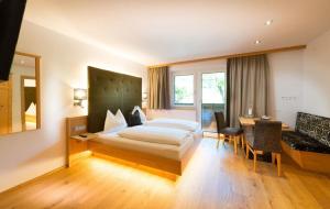Postel nebo postele na pokoji v ubytování Hotel Alpina