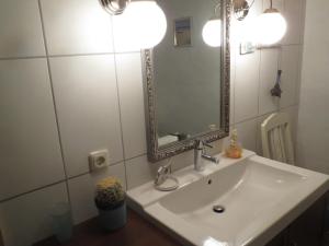 y baño con lavabo blanco y espejo. en Usedom Sud en Usedom Town