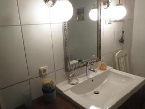 Usedom TownにあるUsedom Sudのバスルーム(白い洗面台、鏡付)