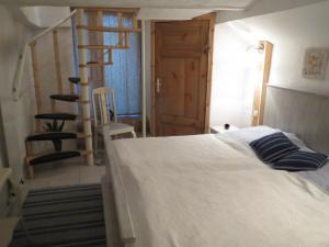 1 dormitorio con 1 cama y escalera de caracol en Usedom Sud, en Usedom Town