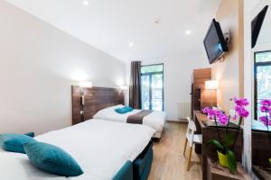 Postel nebo postele na pokoji v ubytování Logis Hôtel Restaurant Le Cours