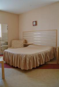 - une chambre avec un lit doté d'une grande tête de lit dans l'établissement Hôtel Bertrand, à Bar-le-Duc