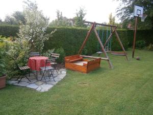 スラヴォニツェにあるApartman Springeroviの裏庭(テーブル、バスケットボールフープ付)