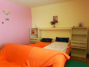 Un pat sau paturi într-o cameră la Penzion Termál