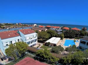 uma vista aérea de um resort com uma piscina em Eden Park em Marina di Montemarciano