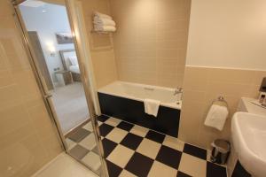 Een badkamer bij Yarrow Hotel